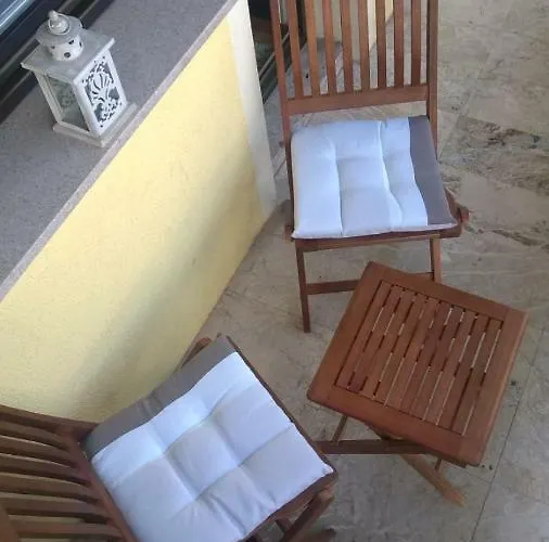 Apartma Arnez דירה *